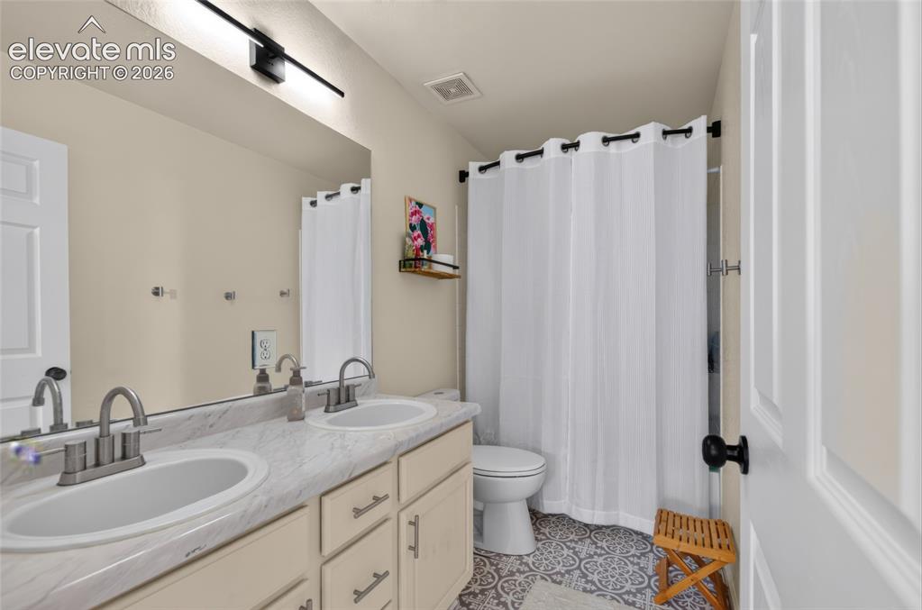 Image 24 of 44: Bathroom