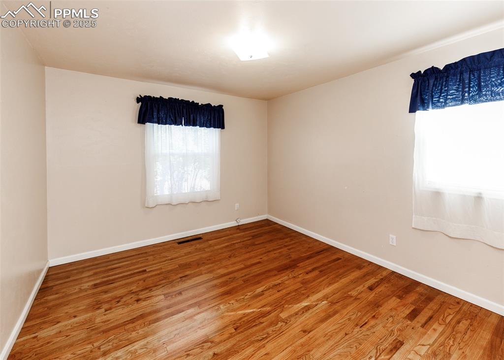 Image 14 of 19: Bedroom