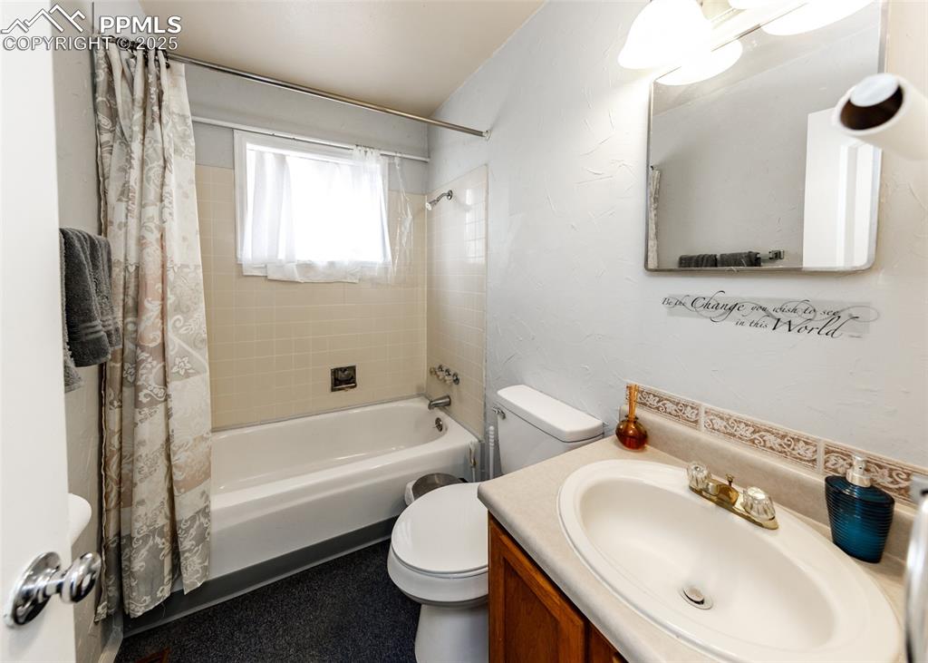 Image 16 of 19: Bathroom