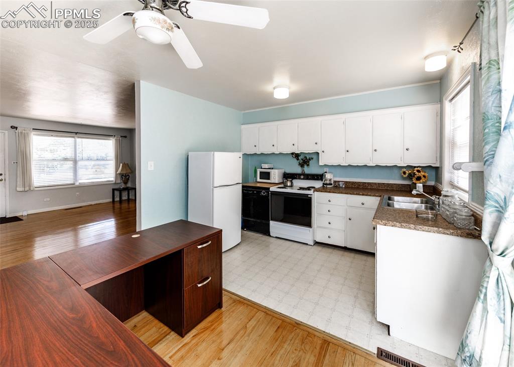 Image 7 of 19: Kitchen