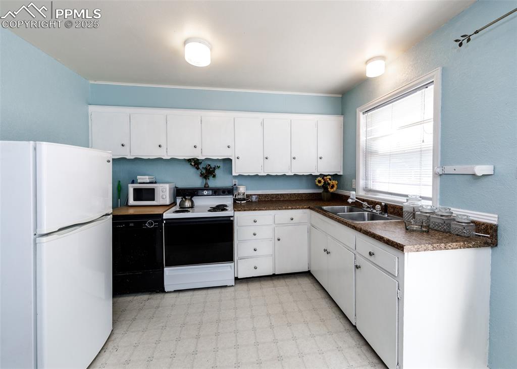 Image 8 of 19: Kitchen