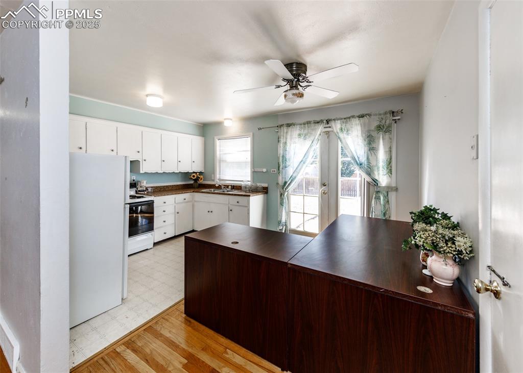 Image 9 of 19: Kitchen