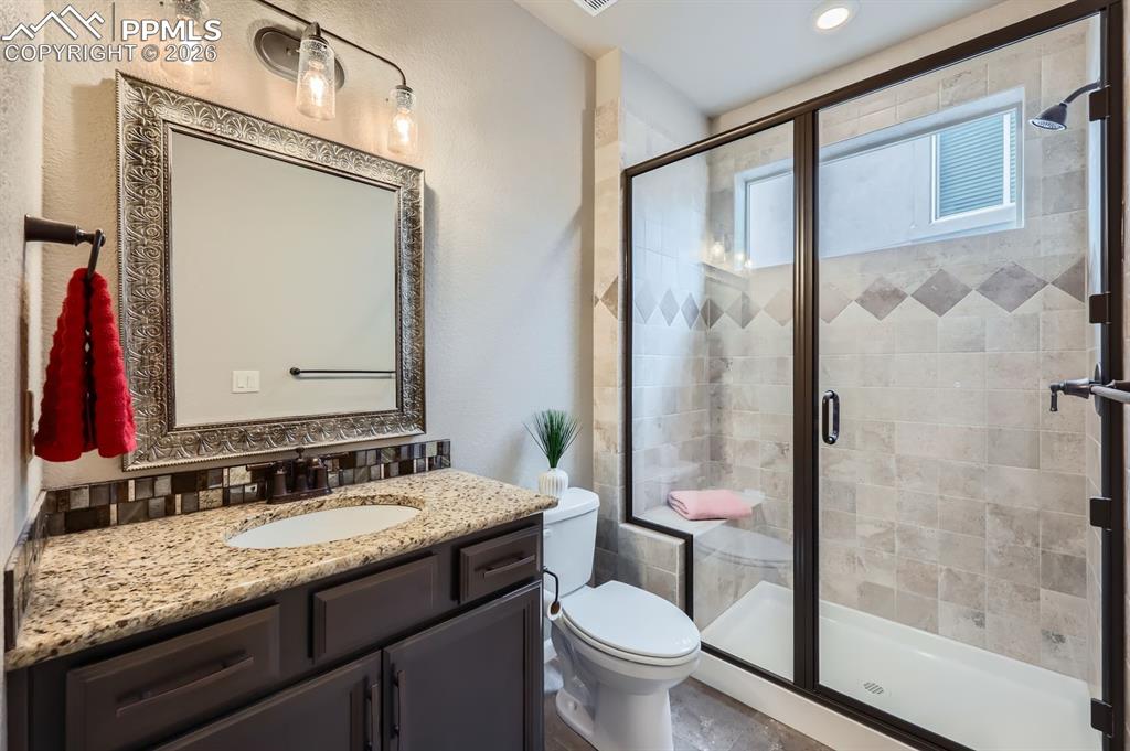 Image 15 of 27: Bathroom