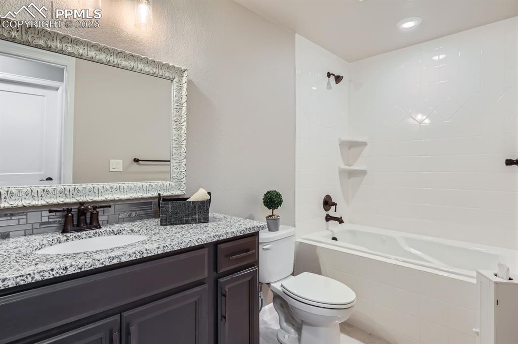 Image 24 of 27: Bathroom