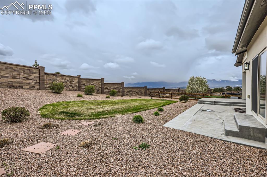 Image 25 of 27: Yard