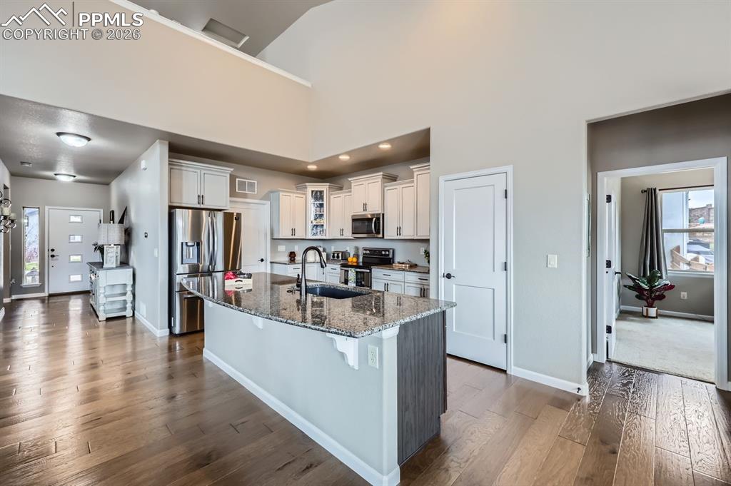 Image 8 of 27: Kitchen