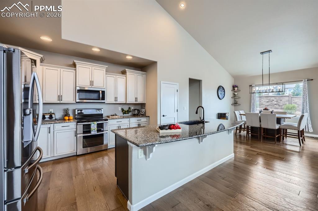 Image 9 of 27: Kitchen