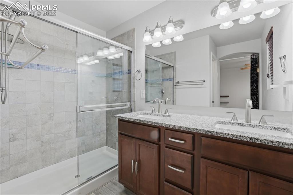 Image 21 of 38: Bathroom