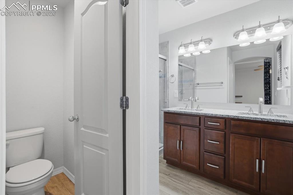 Image 23 of 38: Bathroom