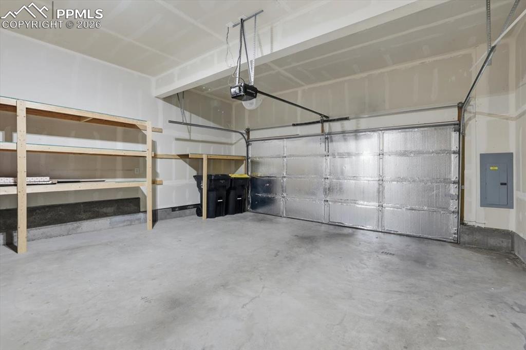 Image 33 of 38: Garage