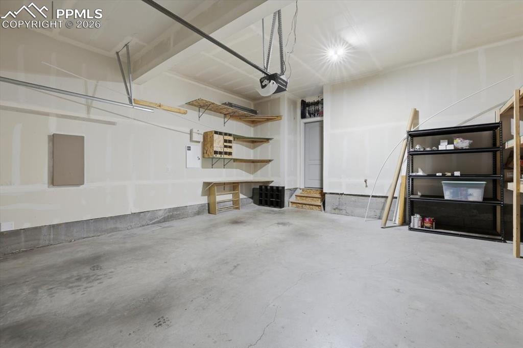 Image 34 of 38: Garage