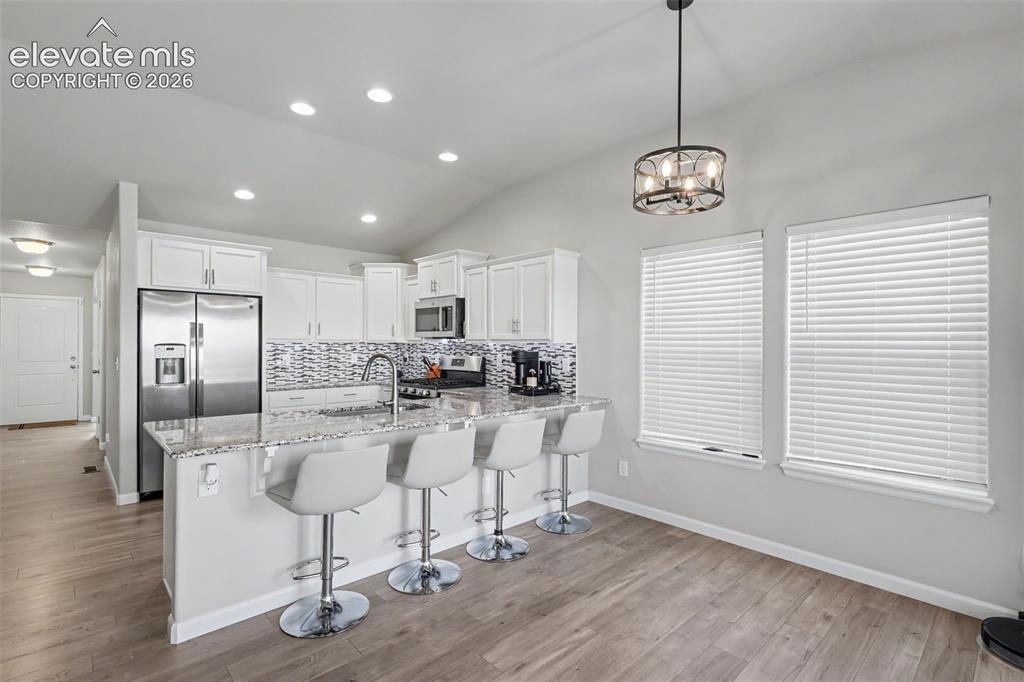 Image 10 of 34: Dining area/Kitchen