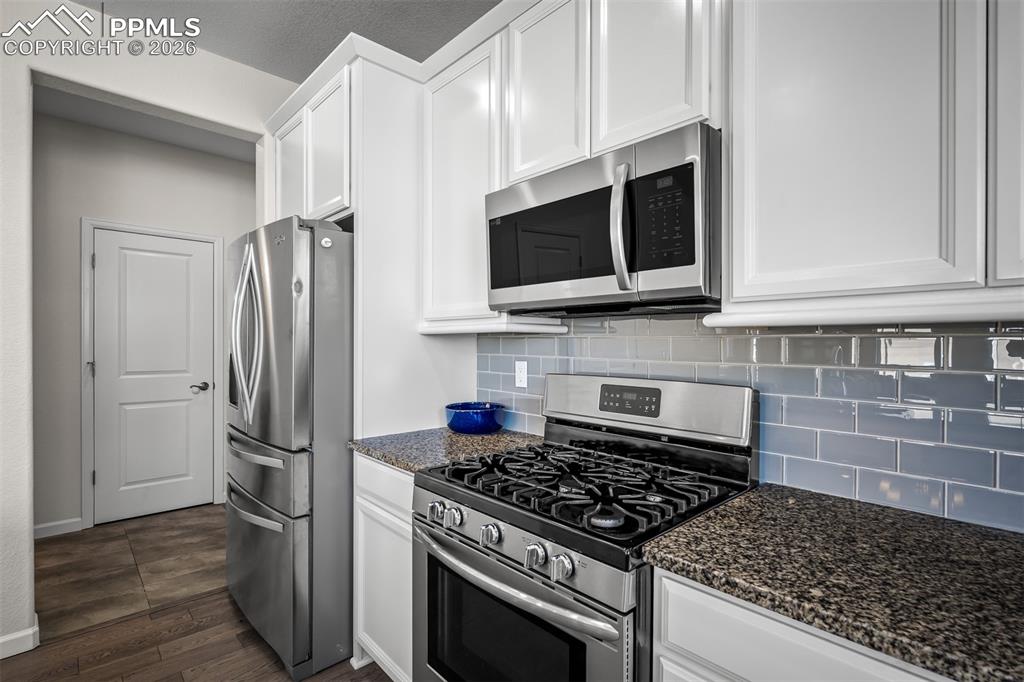 Image 14 of 49: Kitchen