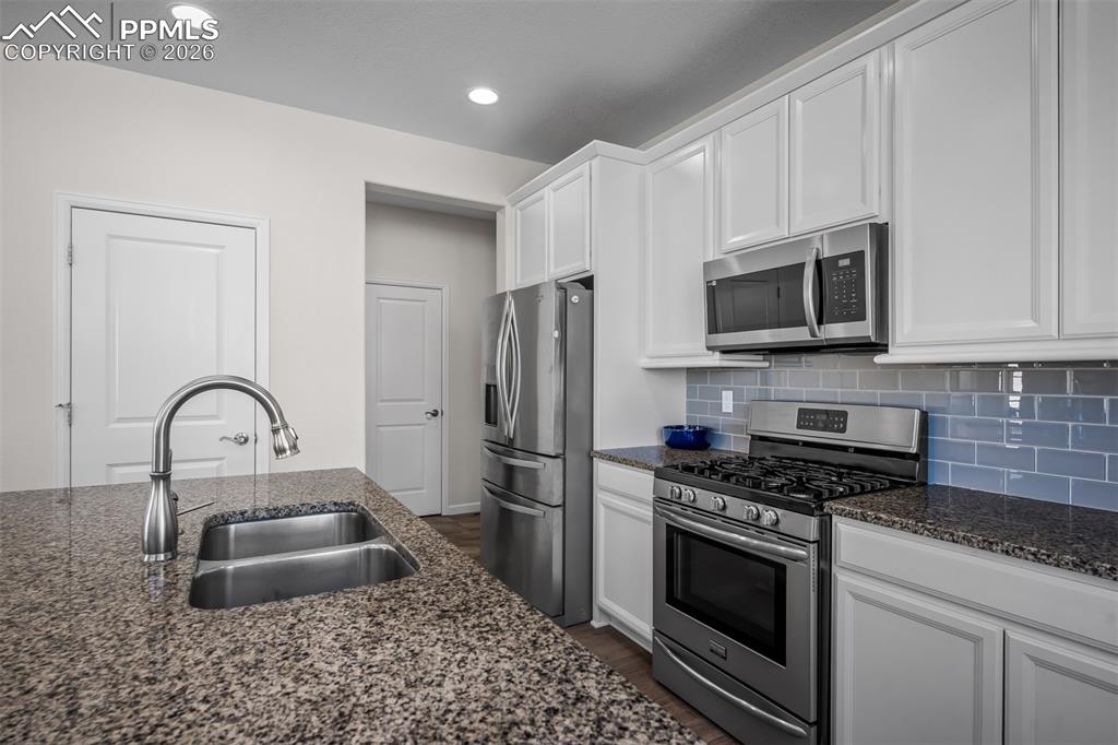 Image 15 of 49: Kitchen