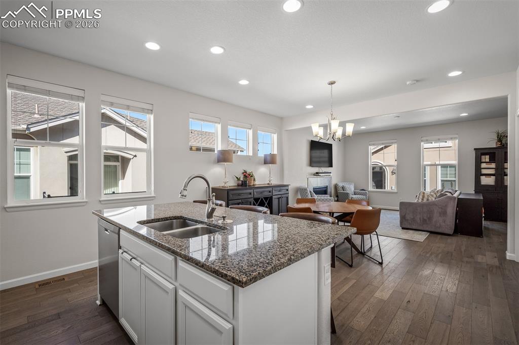 Image 16 of 49: Kitchen