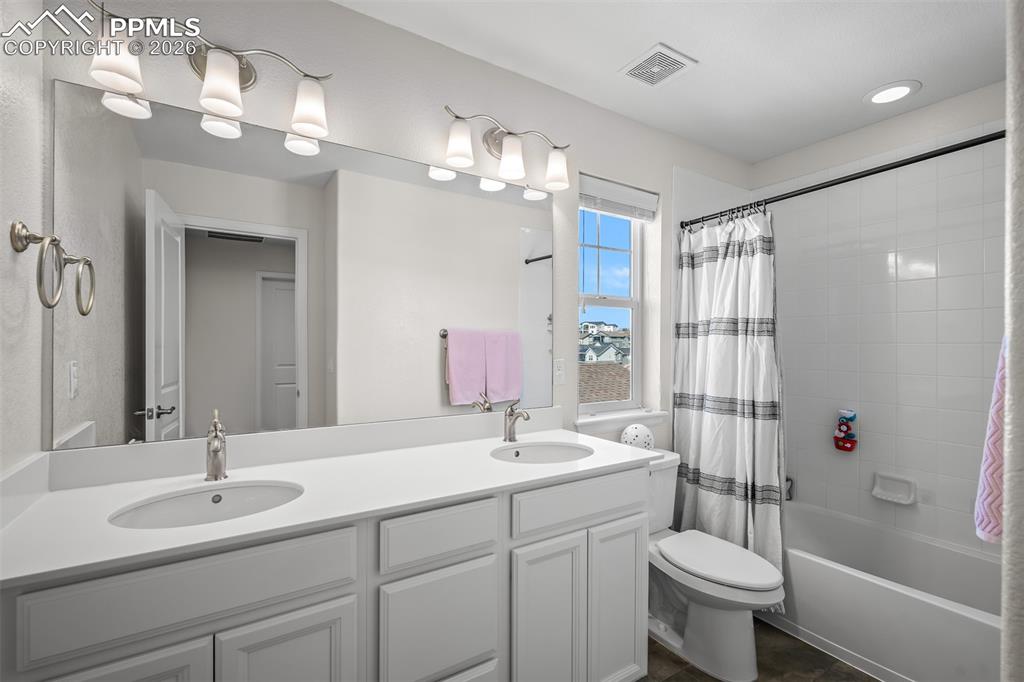 Image 33 of 49: Bathroom