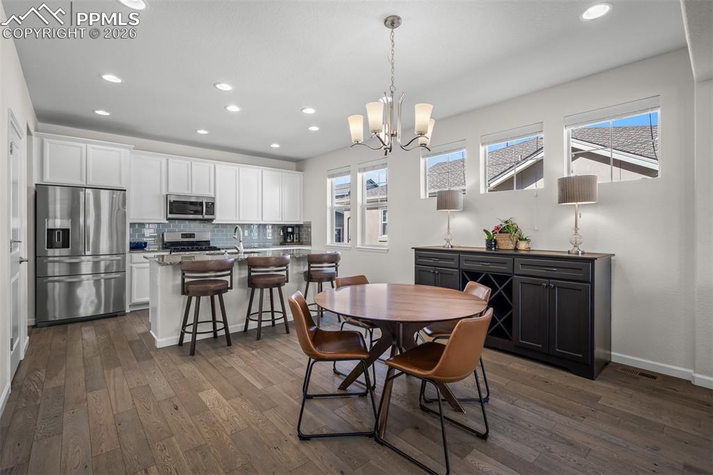 Image 9 of 49: Dining Area