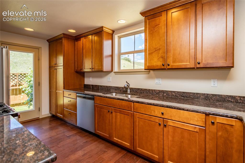 Image 17 of 37: Kitchen