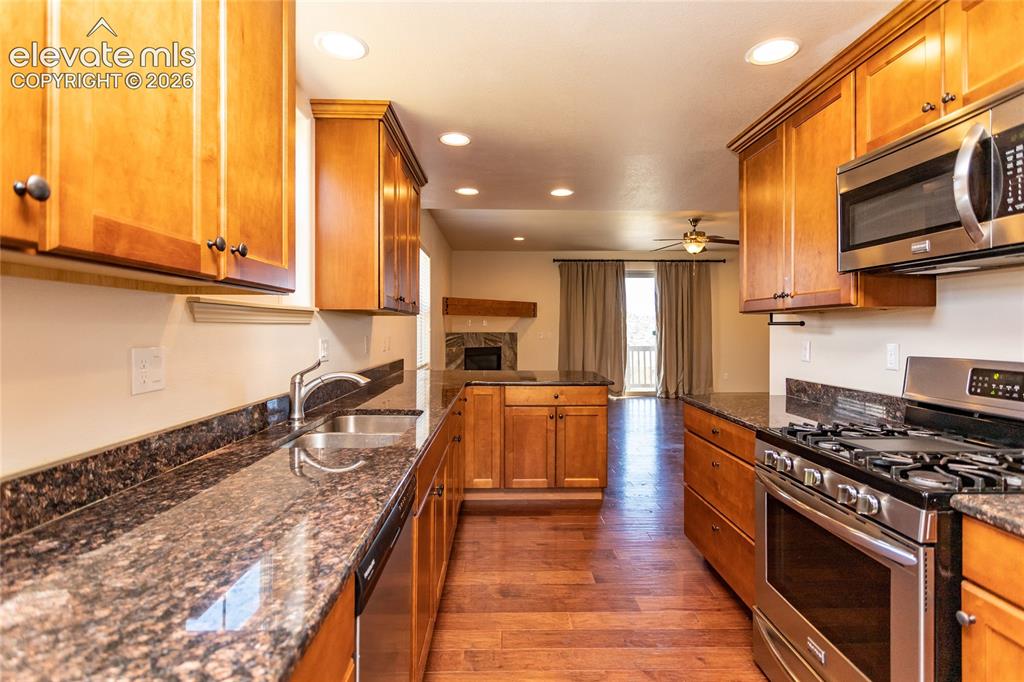 Image 19 of 37: Kitchen