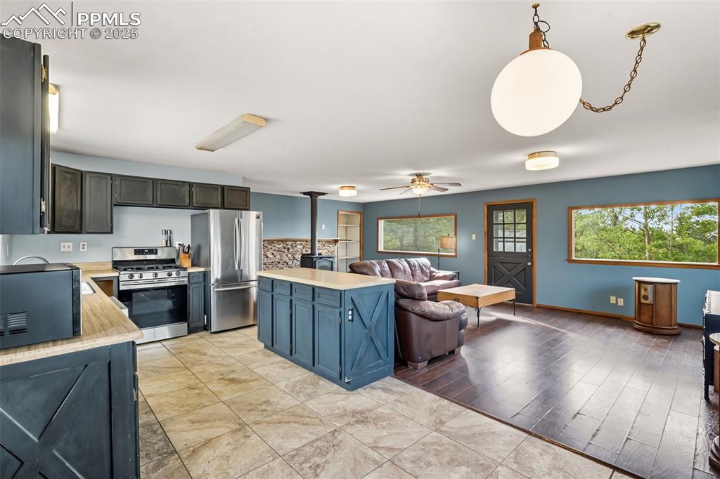 Image 10 of 39: Kitchen