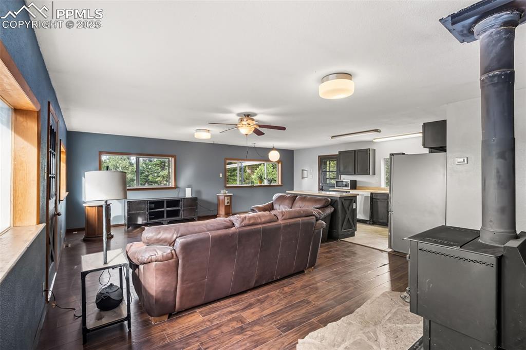 Image 4 of 39: Living Room