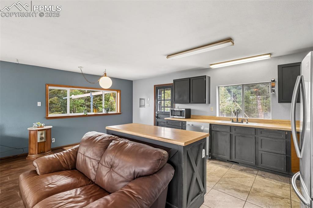 Image 9 of 39: Kitchen