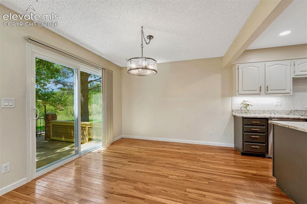 Image 21 of 48: Dining Area
