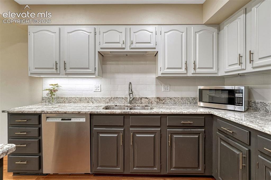 Image 23 of 48: Kitchen