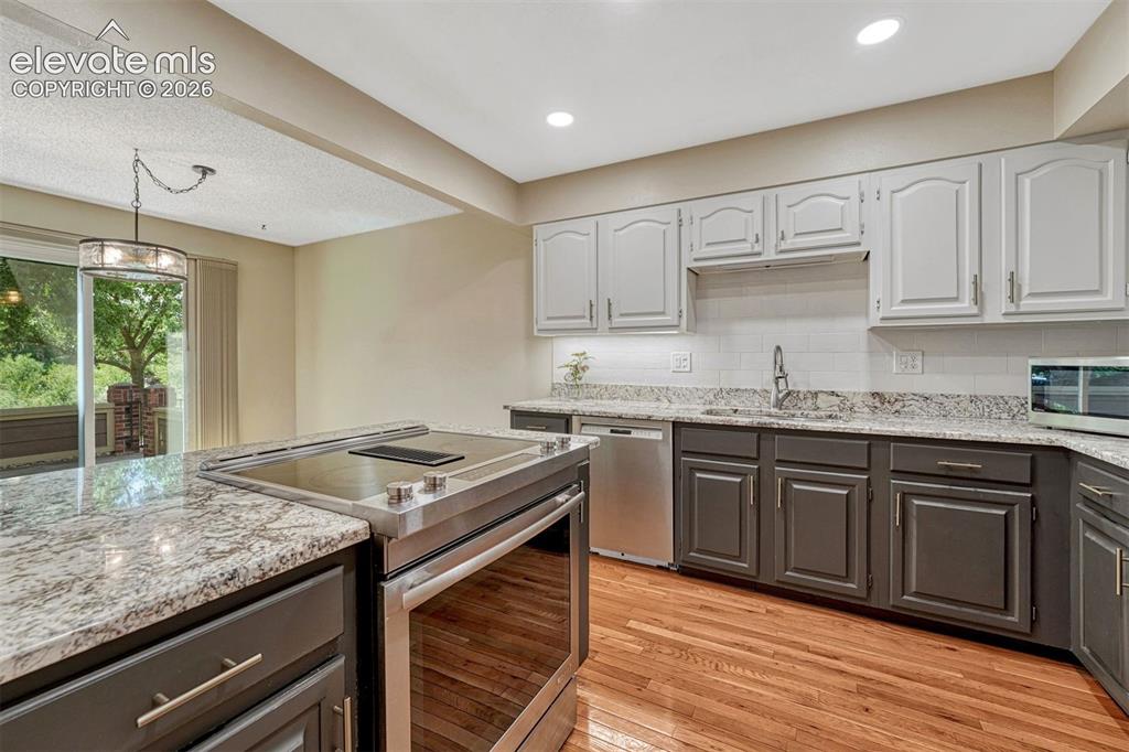 Image 26 of 48: Kitchen