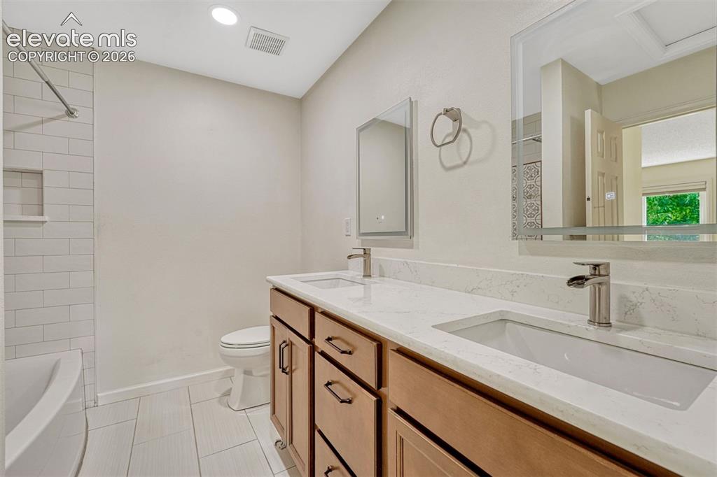 Image 37 of 48: Bathroom