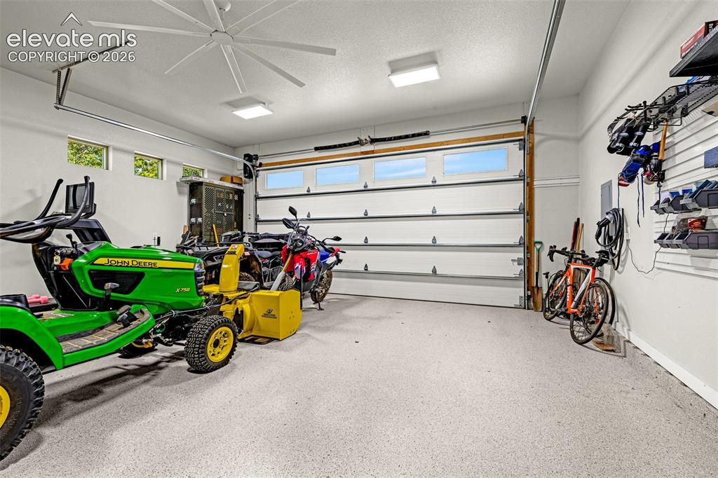 Image 14 of 50: Garage