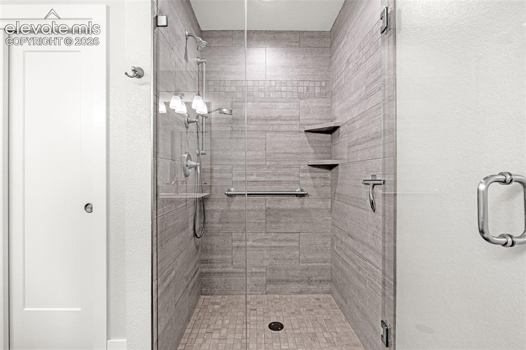 Image 37 of 50: Bathroom