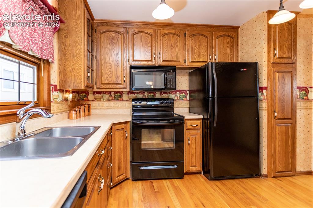 Image 4 of 43: Kitchen