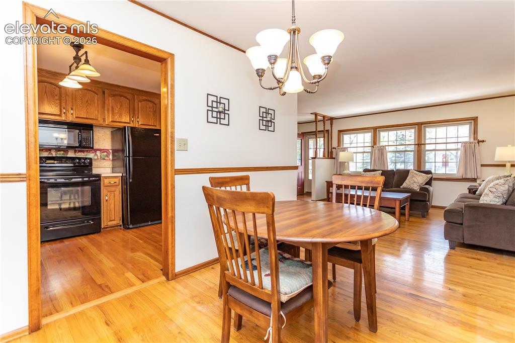 Image 7 of 43: Dining Area