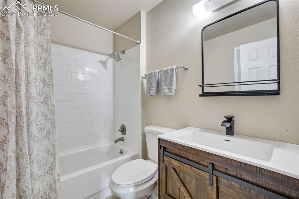 Image 16 of 43: Bathroom