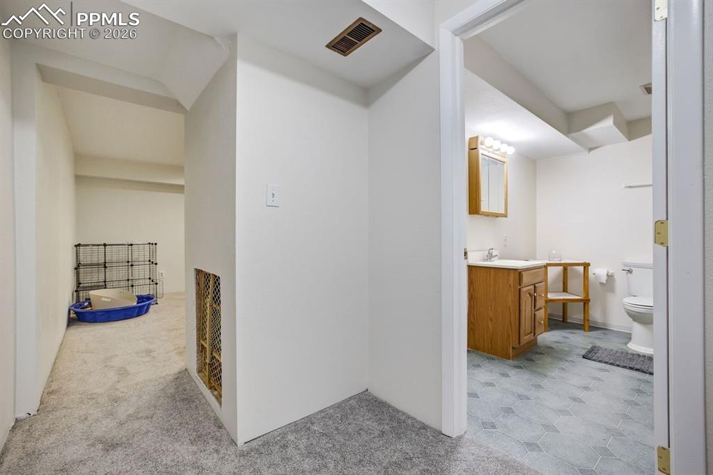 Image 35 of 43: Bathroom