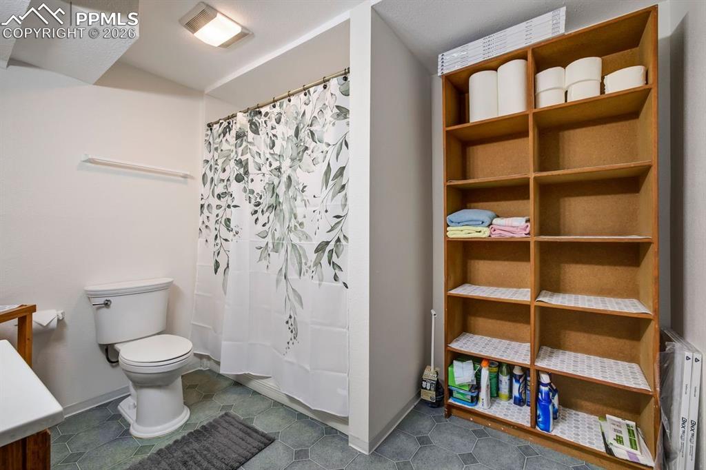 Image 36 of 43: Bathroom