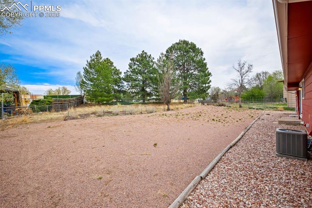 Image 39 of 43: Yard