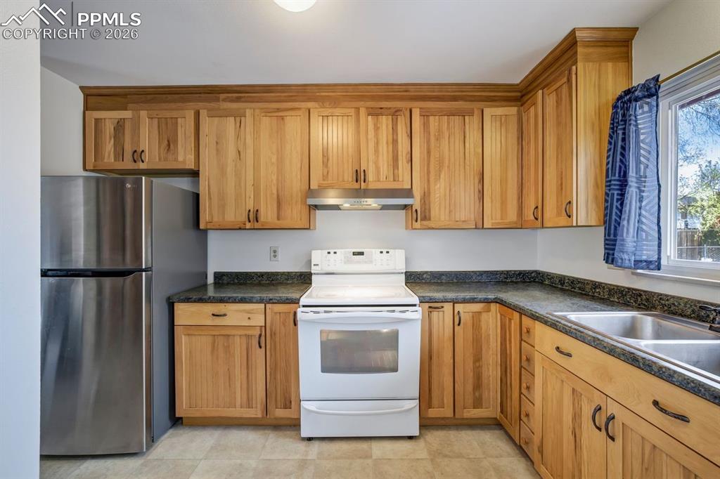 Image 8 of 43: Kitchen