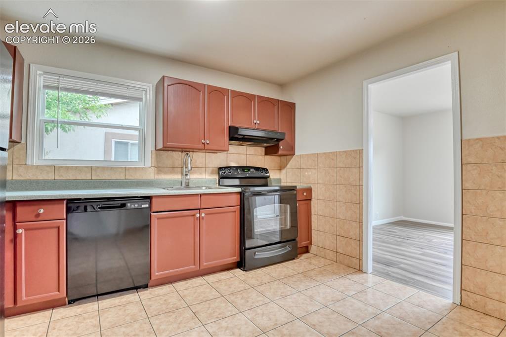 Image 10 of 25: Kitchen