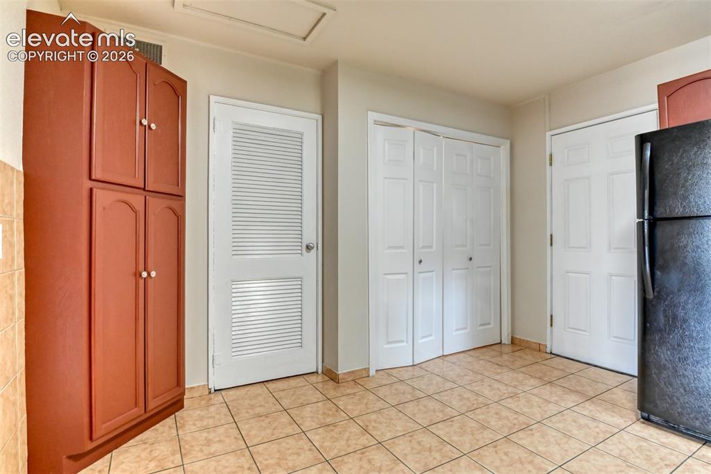 Image 11 of 25: Kitchen