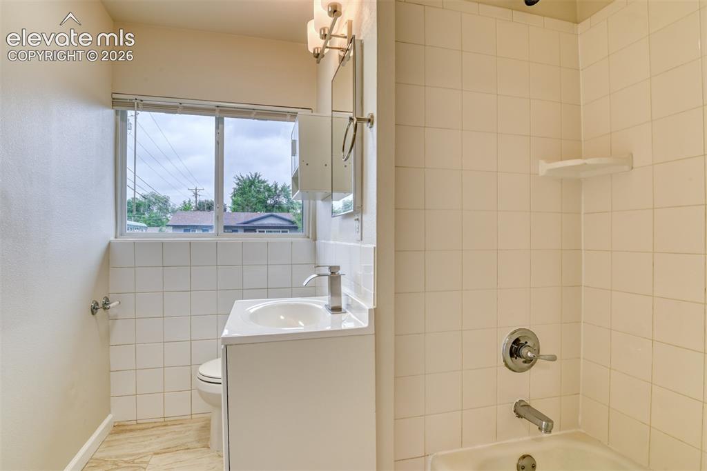 Image 17 of 25: Bathroom