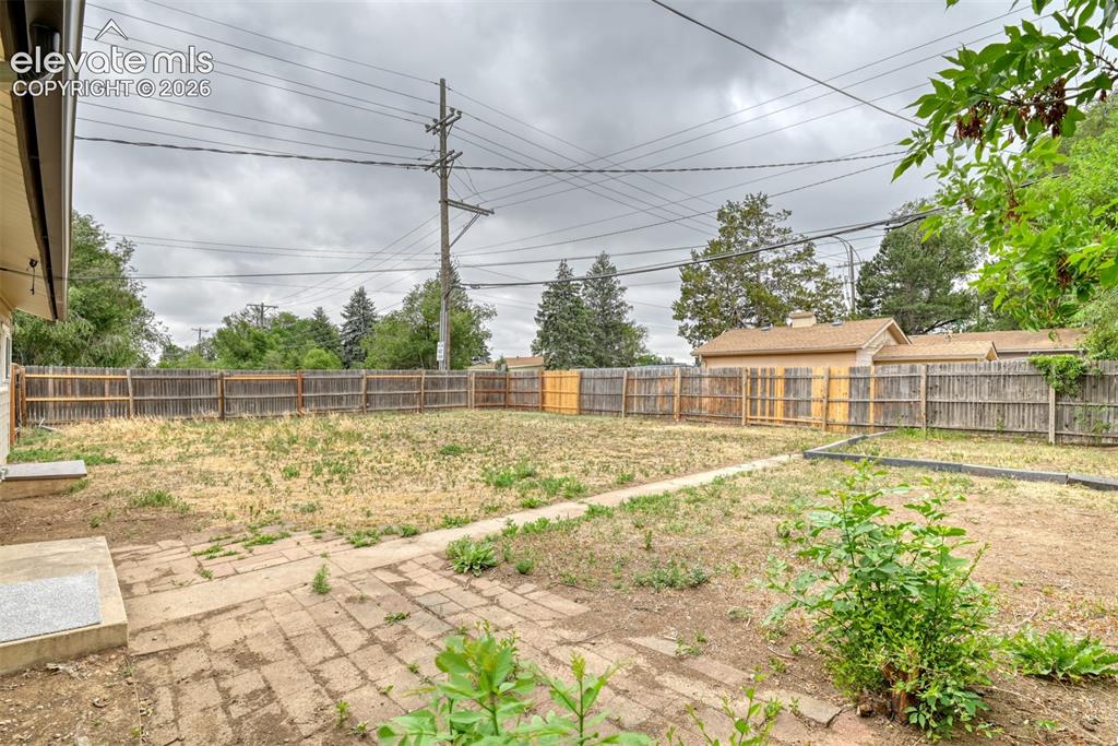Image 22 of 25: Large Back Yard