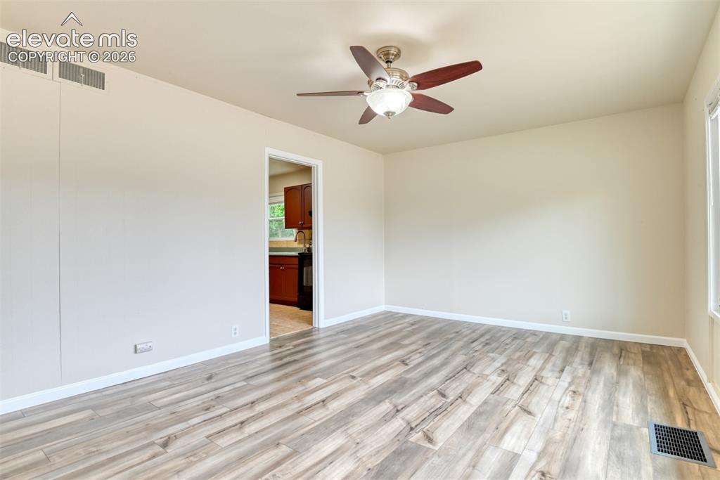 Image 4 of 25: Living Room