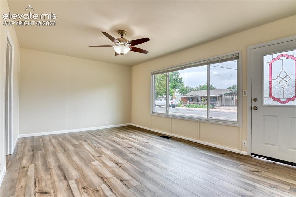 Image 5 of 25: Living Room