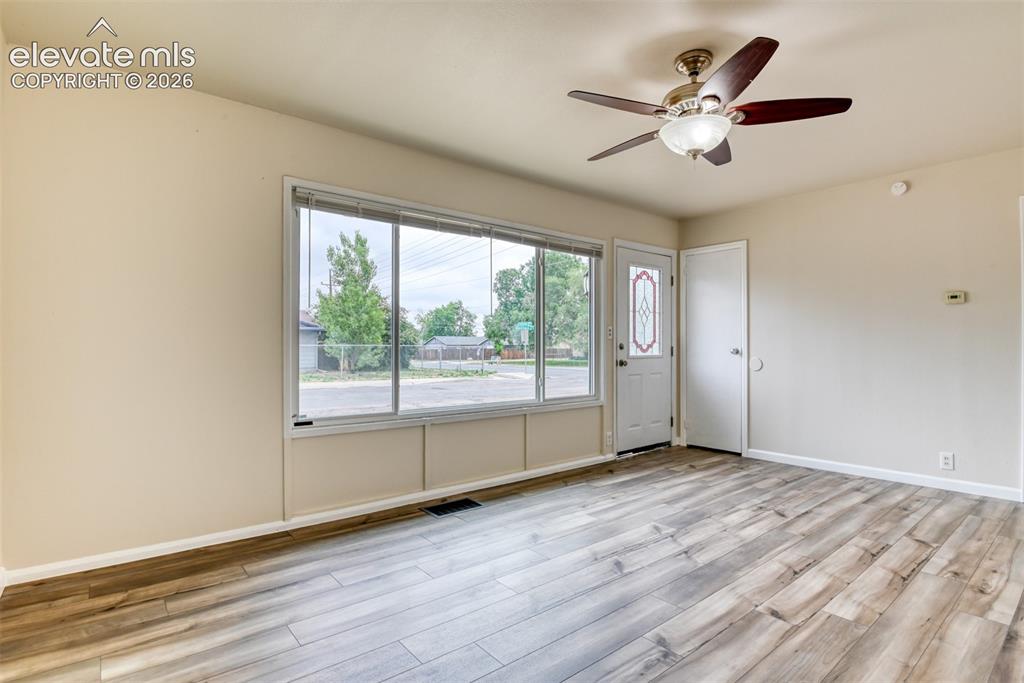 Image 7 of 25: Living Room