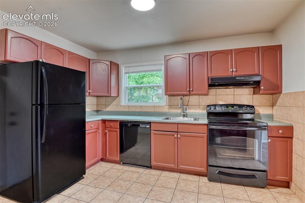 Image 9 of 25: Kitchen