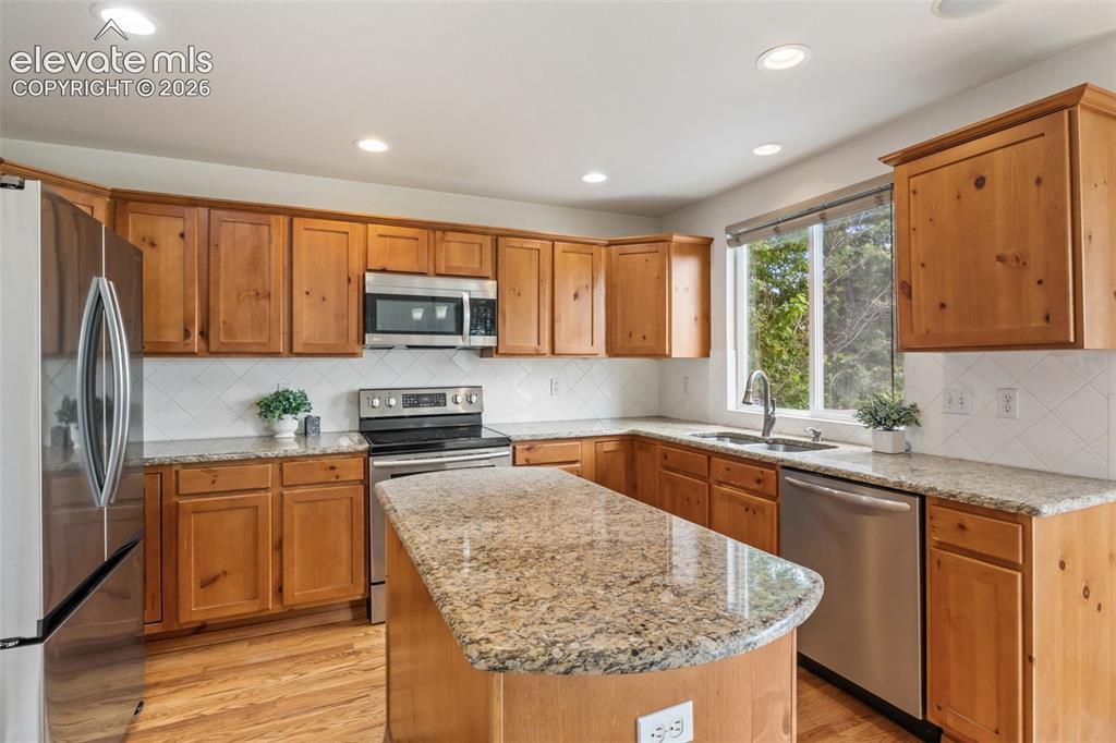 Image 14 of 50: Kitchen