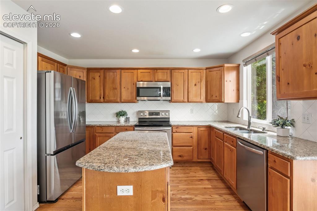 Image 15 of 50: Kitchen