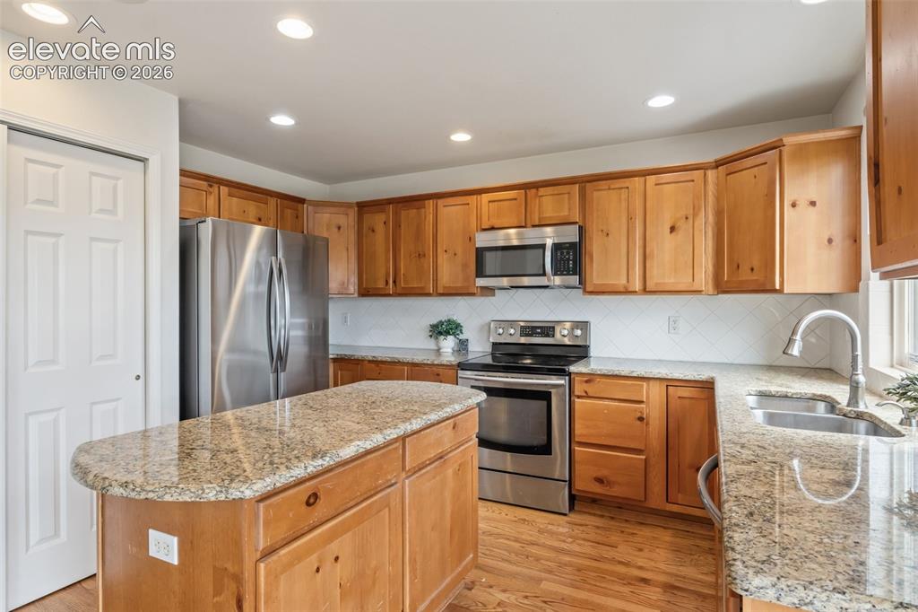 Image 16 of 50: Kitchen